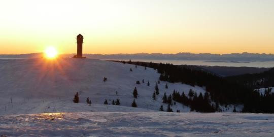 26 winterlicher Sonnenaufgang am Turm