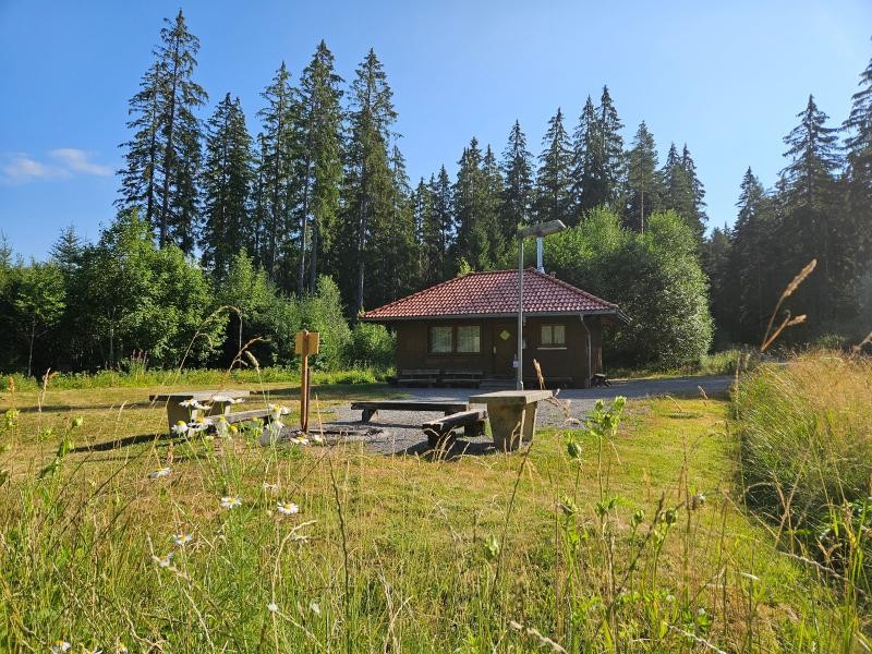 Grillplatz Bärental Das Bild zeigt den Grillplatz in Bärental mit der "Bärenhütte" im Hintergrund