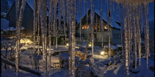 19 Vorderfalkau Blick aus Zimmer durch Eiszapfen Winter