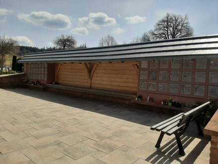 Urnenwand gegenüber der Einsegnungshalle